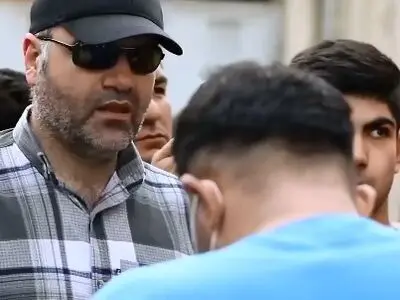 سیلی سنگین به صورت سارق معروف تهرانی در حضور ماموران پلیس + فیلم