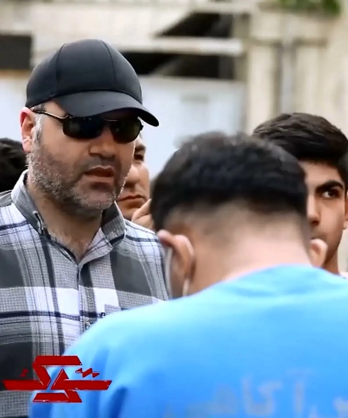 سیلی سنگین به صورت سارق معروف تهرانی در حضور ماموران پلیس + فیلم