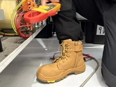 خرید کفش ایمنی عایق برق با قیمت استثنایی | ایران سیفتی
