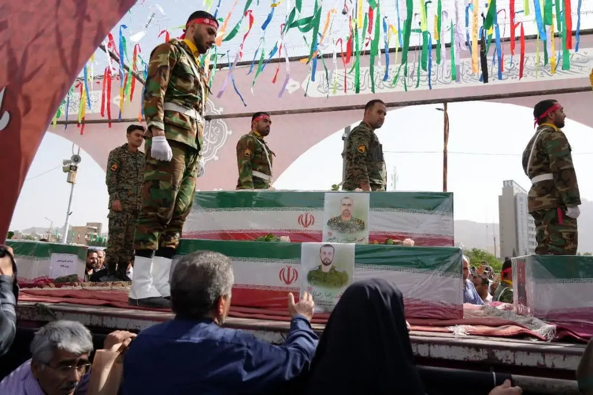 پیکر مطهر شهدای انتظامی در لرستان با حضور گسترده مردم و مسوولان در خرمآباد تشییع شد