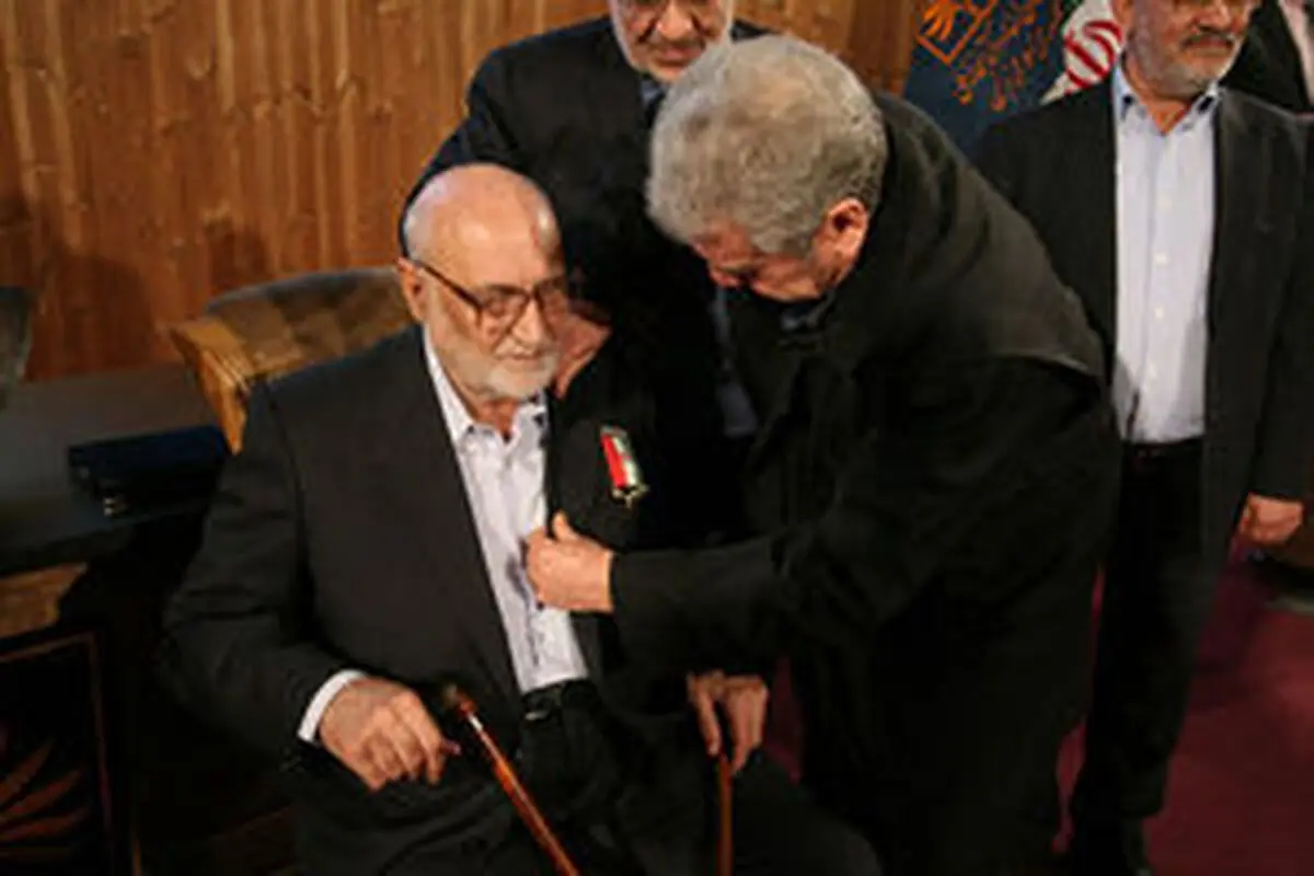نشان جوانمردی بر سینه مهرآیین