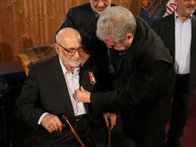 نشان جوانمردی بر سینه مهرآیین