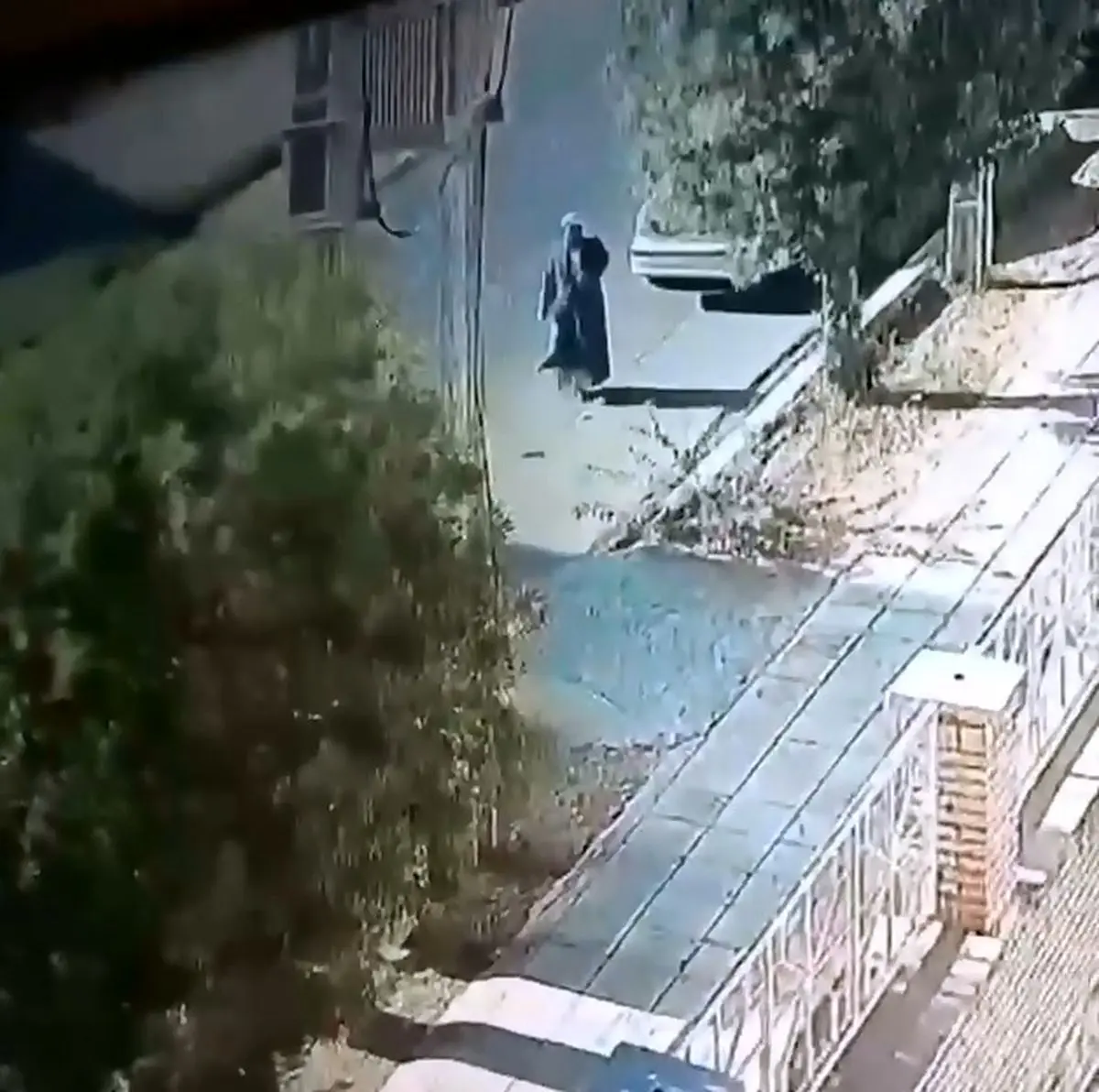 لحظه ربودن یک روحانی در ایرانشهر توسط افراد ناشناس + فیلم