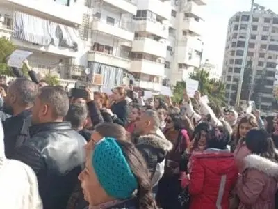 تظاهرات اعتراضی کادر درمان سوریه علیه موج اخراج‌ها / اخراج پزشکان و پرستاران توسط برادر «جولانی» 