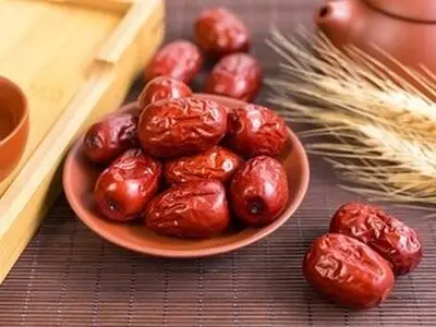 خواص دارویی شگفت‌انگیز عناب + اینفوگرافیک