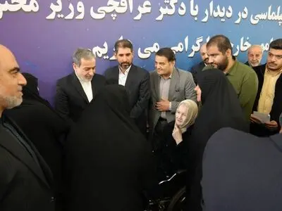 دیدار عراقچی با خانواده‌های شهدای وزارت امور خارجه