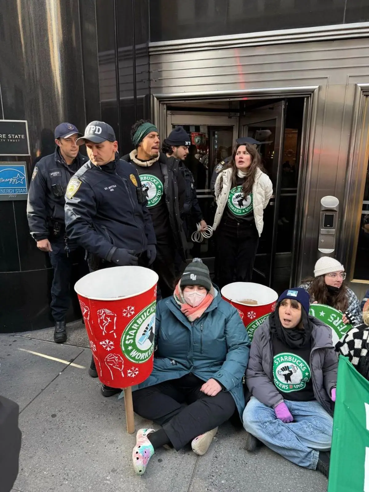 ​۱۲ کارگر معترض استارباکس در قلب نیویورک بازداشت شدند.