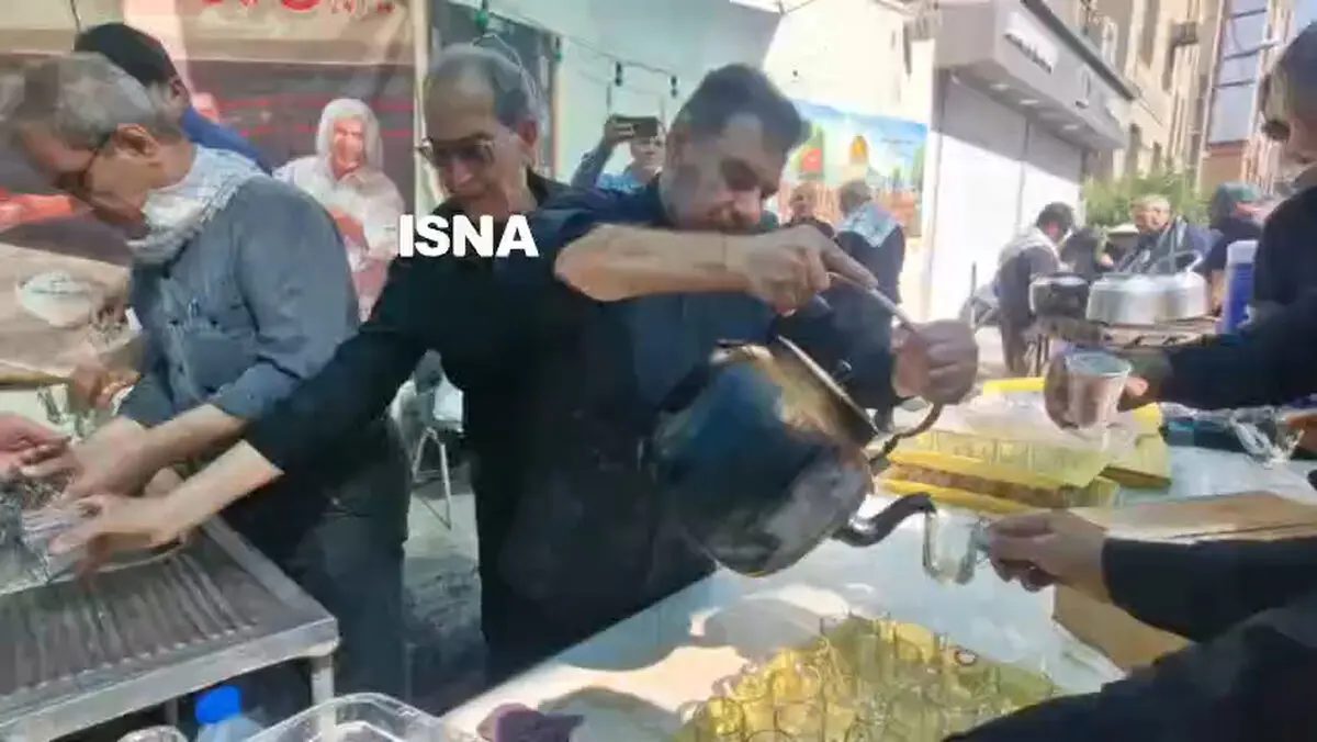 خدمت‌رسانی به زائران مراسم تشییع پیکر رهبر شهید با چای عراقی - موکب مرکزی محمد رسول الله + فیلم