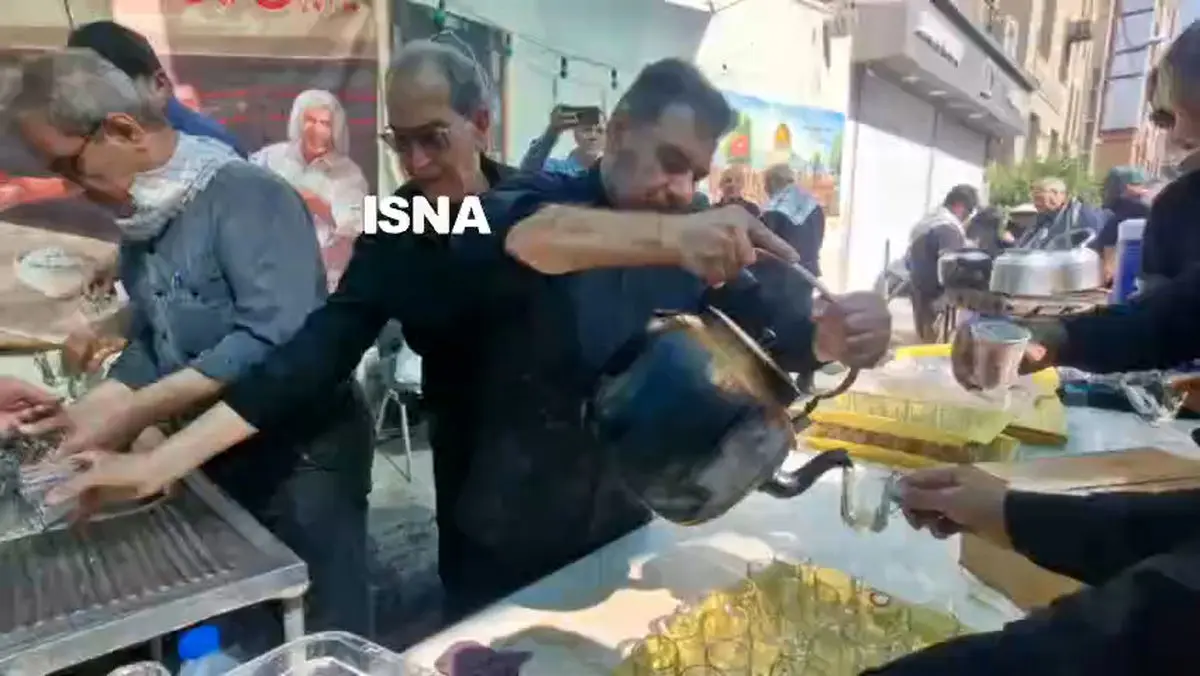 خدمت‌رسانی به زائران مراسم تشییع پیکر رهبر شهید با چای عراقی - موکب مرکزی محمد رسول الله + فیلم