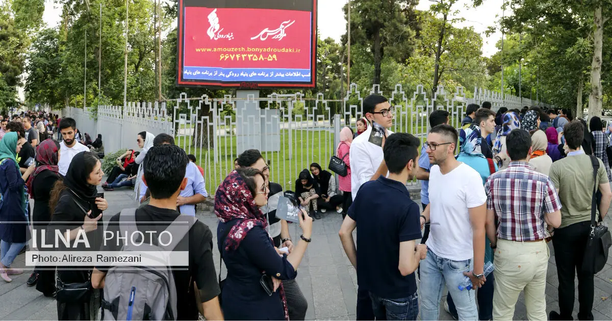 صف دانشجویان از تالار وحدت تا علاالدین برای خرید بلیت پالت