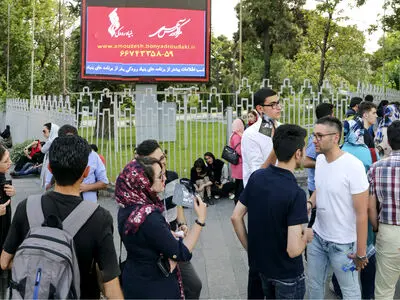 صف دانشجویان از تالار وحدت تا علاالدین برای خرید بلیت پالت