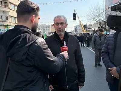 حضور وزیر اقتصاد در مراسم تشییع شهیدان لاریجانی، سلیمانی و شهدای ناو دنا