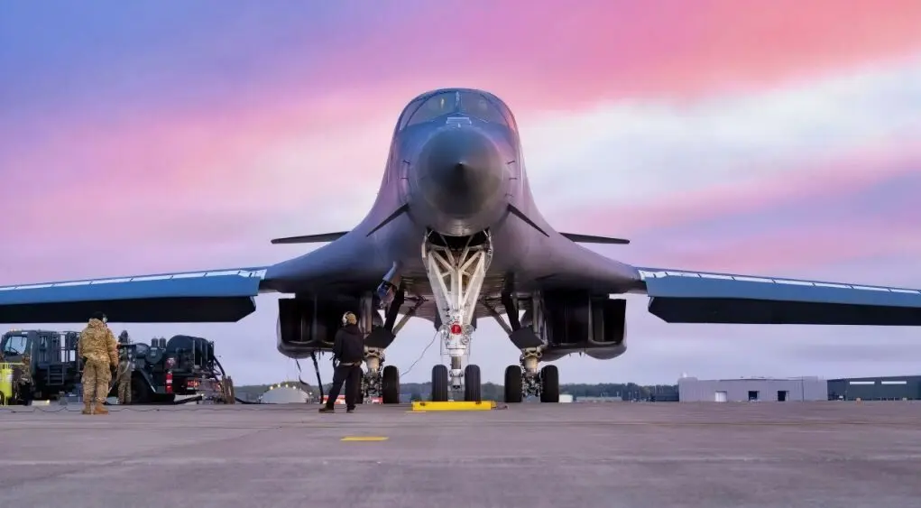 بمب‌افکن استراتژیک «B-1B» آمریکا از بریتانیا به پرواز درآمد
