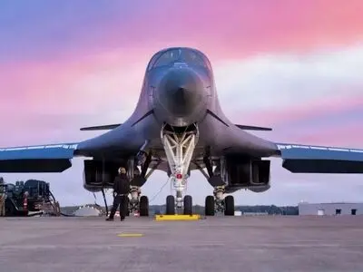 بمب‌افکن استراتژیک «B-1B» آمریکا از بریتانیا به پرواز درآمد