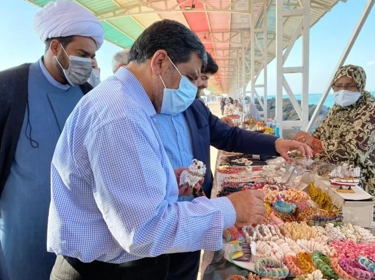 بازدید ضرغامی از بازارچه صنایع‌دستی اسکله جزیره هرمز