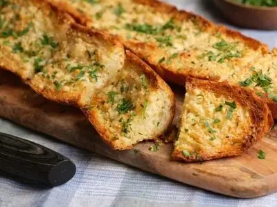 طرز تهیه نان سیر خوشمزه با نان باگت‌