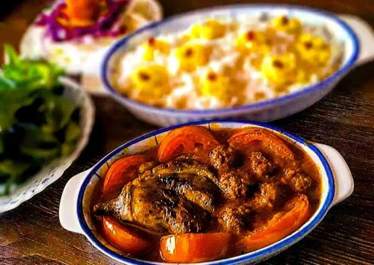 طرز تهیه متفاوت‌ترین خورش بادمجان مجلسی