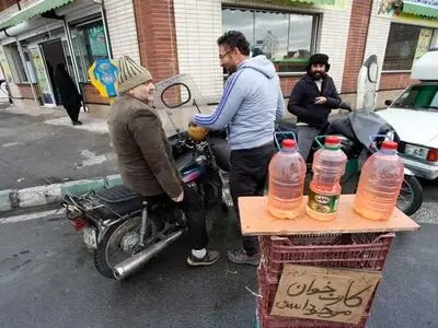 کارگران شهرداری ایرانشهر برای تامین معاش بنزین یارانه‌ای می‌فروشند