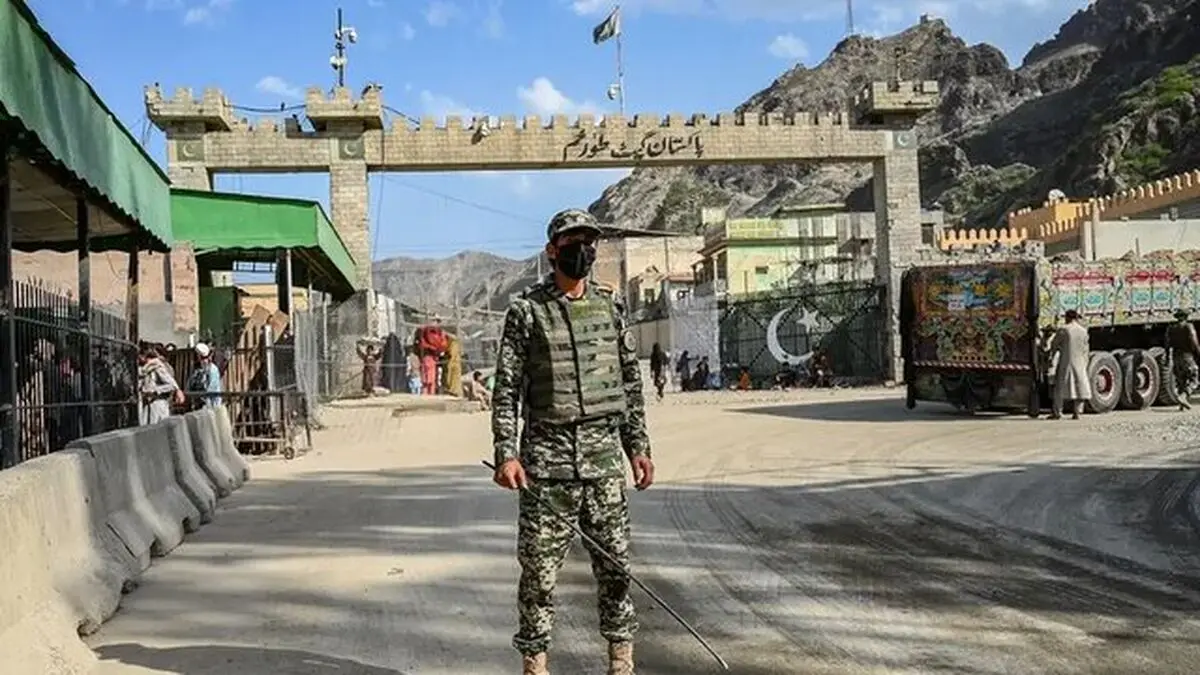 ۱۱ کشته در حمله شبه‌نظامیان به کاروان نظامیان پاکستان
