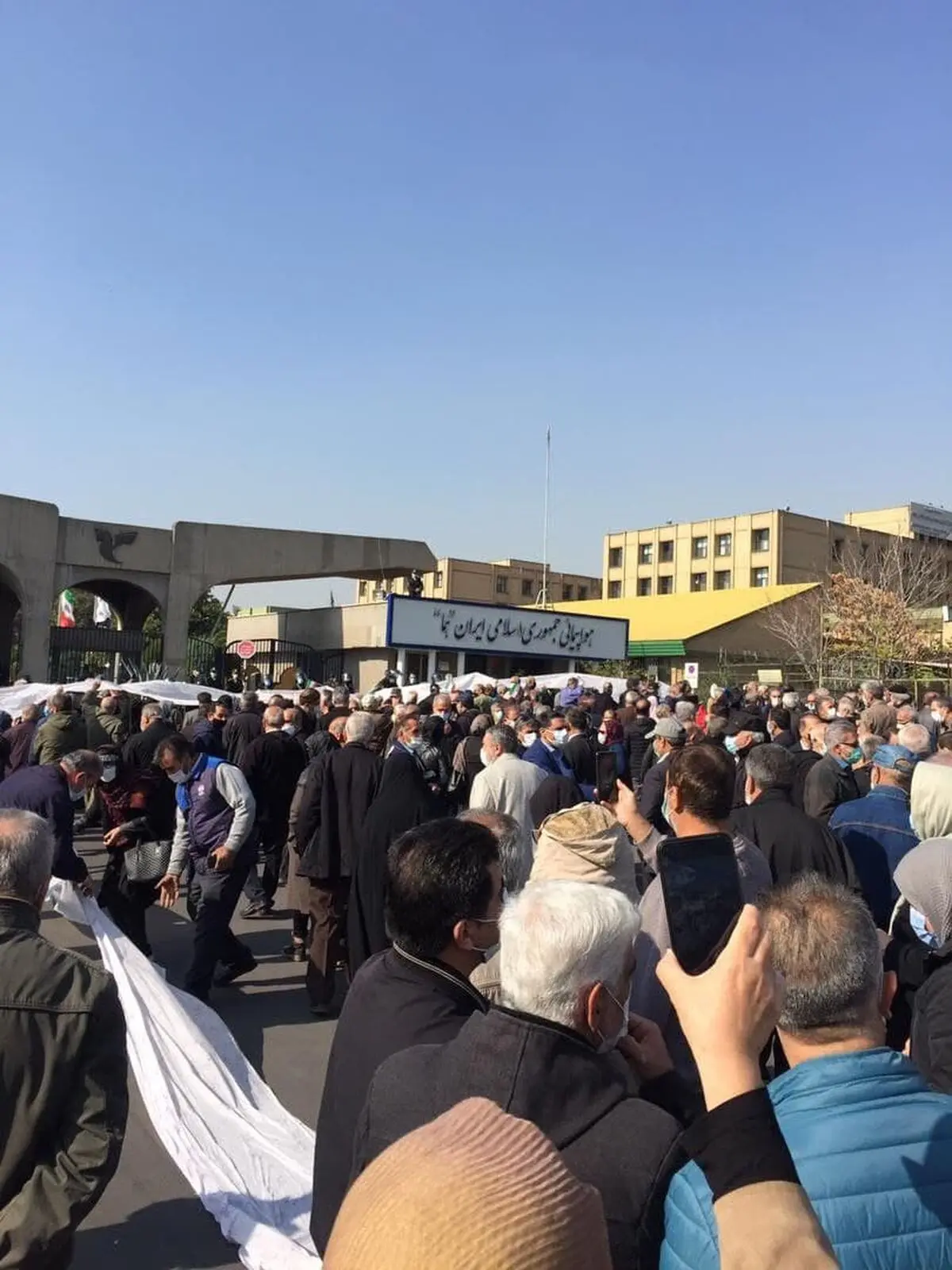 تجمع بازنشستگان «هما» در فرودگاه مهر‌آباد/ مخالفت با انتقال صندوق هما به صندوق بازنشستگان کشوری