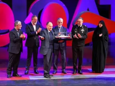 امیر دریادار سرنوشت تندیس «سرباز وطن» را دریافت کرد