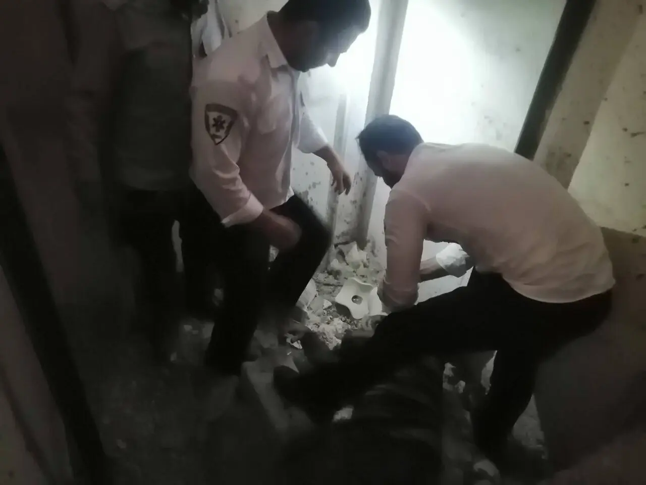حادثه سقوط در چاهک آسانسور در هشتگرد/ یک کشته و یک مصدوم