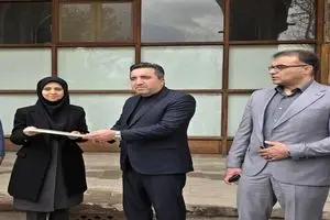 سند تک‌برگ کاخ چهلستون مجموعه دولتخانه صفوی به سرپرست میراث فرهنگی قزوین اهدا شد
