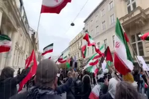 تجمع در وین با پخش مداحی «بزن که خوب می‌زنی» + فیلم