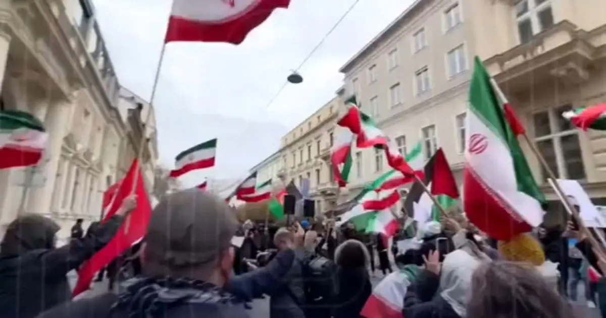 تجمع در وین با پخش مداحی «بزن که خوب می‌زنی» + فیلم