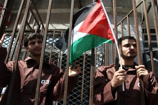 1000 Palestinians jailed by Zionist regime warn to go on hunger strike