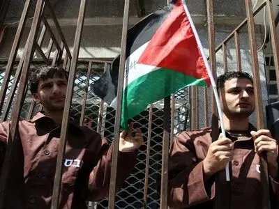 1000 Palestinians jailed by Zionist regime warn to go on hunger strike