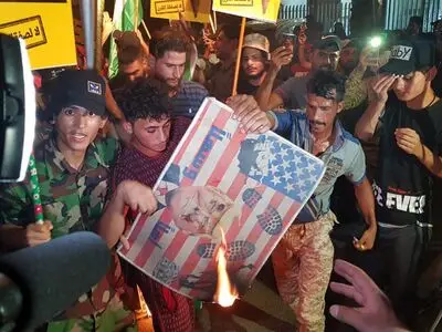 عراقی‌ها پرچم بحرین را از بالای سفارت پایین کشیدند/ منامه سفیر خود از بغداد را فراخواند