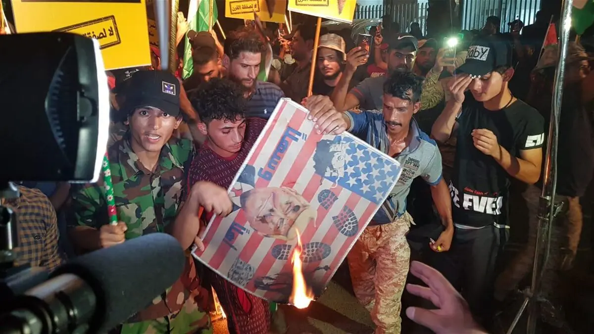 عراقی‌ها پرچم بحرین را از بالای سفارت پایین کشیدند/ منامه سفیر خود از بغداد را فراخواند