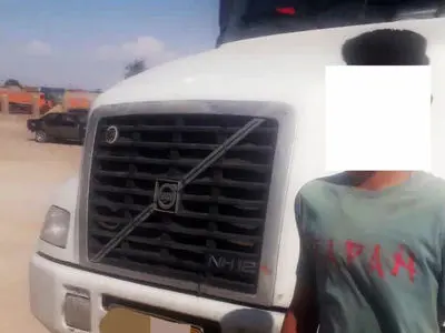 توقیف کامیون حمل آجر با راننده 14 ساله در محور دانسفهان-تاکستان