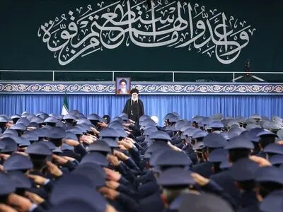 ایة الله خامنئی: النظام الامیرکی یجسد الشر والعنف
