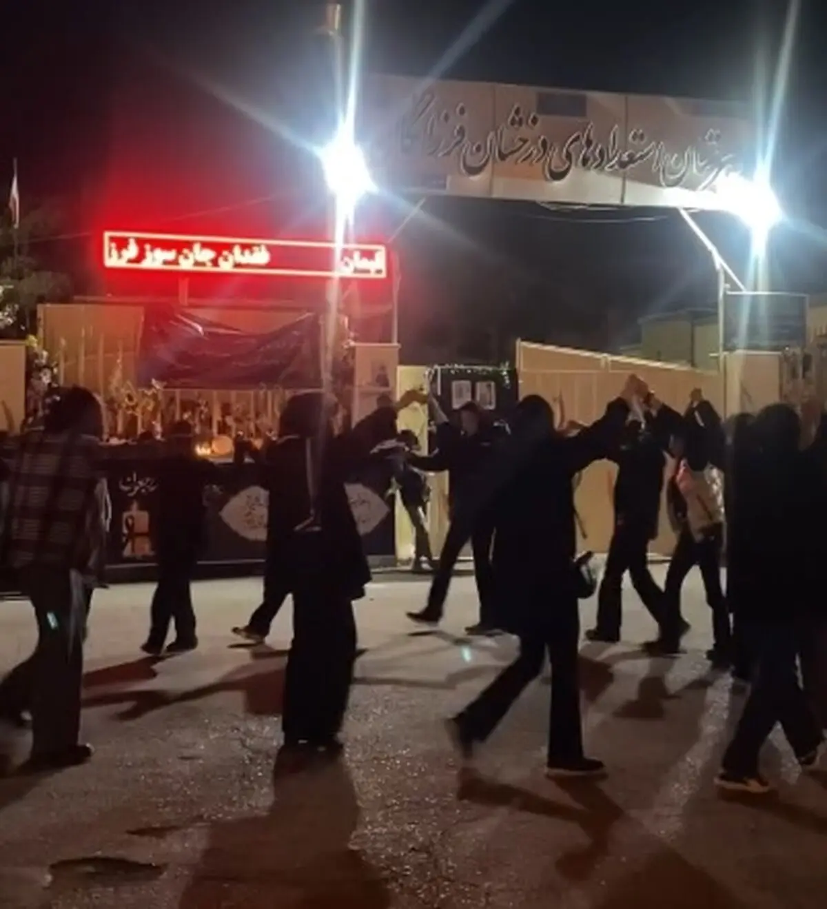 گرامیداشت یاد دانش آموزان فرزانگان توسط دوستان و هم مدرسه‌ای‌ها با شعرخوانی و روشن کردن شمع + فیلم