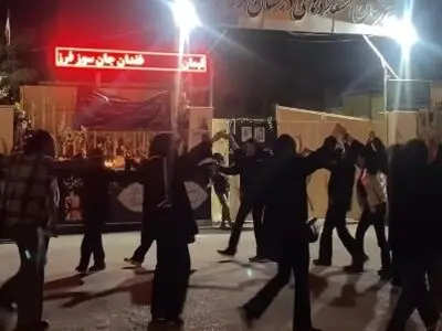 گرامیداشت یاد دانش آموزان فرزانگان توسط دوستان و هم مدرسه‌ای‌ها با شعرخوانی و روشن کردن شمع + فیلم