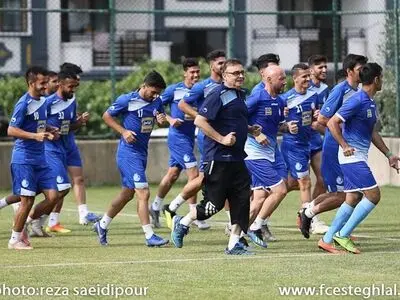 در دفاع کناری و دروازه بازیکن می‌خواهد 