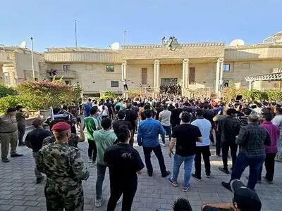 غضب عربي وإسلامي وعالمي بعد حرق نسخة من القرآن… واقتحام مقرّ السفارة السویدیة في بغداد