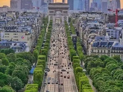 نمایی زیبا از خیابان «شانزلیزه»