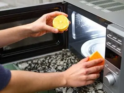 ۶ روش ساده و فوری برای تمیز کردن مایکروفر