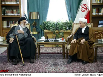 انحراف سیاسی و مذهبی از انقلاب اسلامی خطرناک است