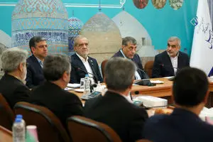 دولت می‌تواند مقررات دست و پاگیر و موانع را از پیش راه توسعه استان‌ها بردارد