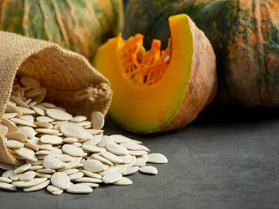 ۱۳ خاصیت شگفت‌انگیز تخمه کدو برای سلامتی بدن
