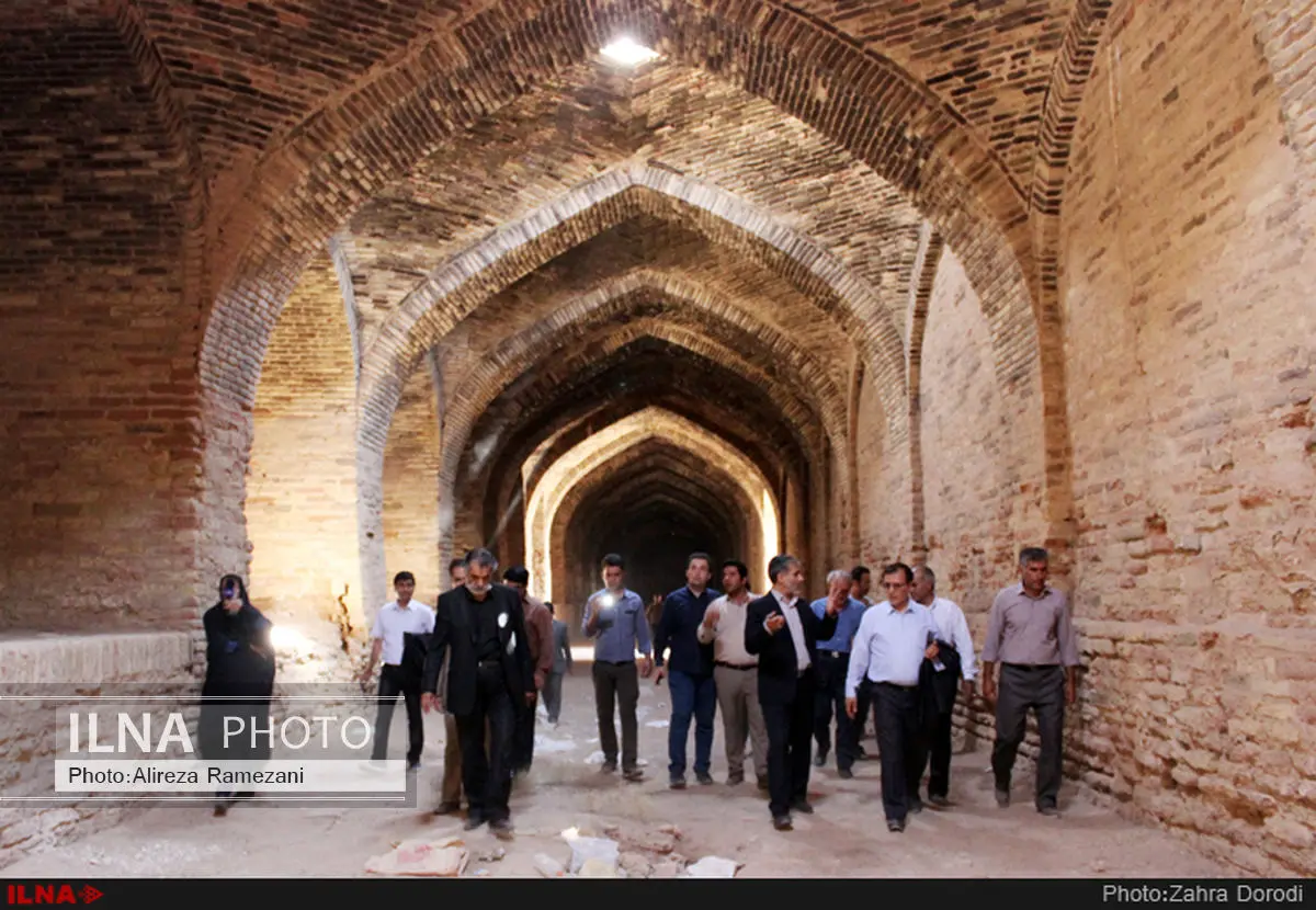 گزارش تصویری بازدید خبرنگاران و مسئولان از کاروانسرای «دیر گچین» در جاده قم-گرمسار