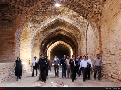گزارش تصویری بازدید خبرنگاران و مسئولان از کاروانسرای «دیر گچین» در جاده قم-گرمسار