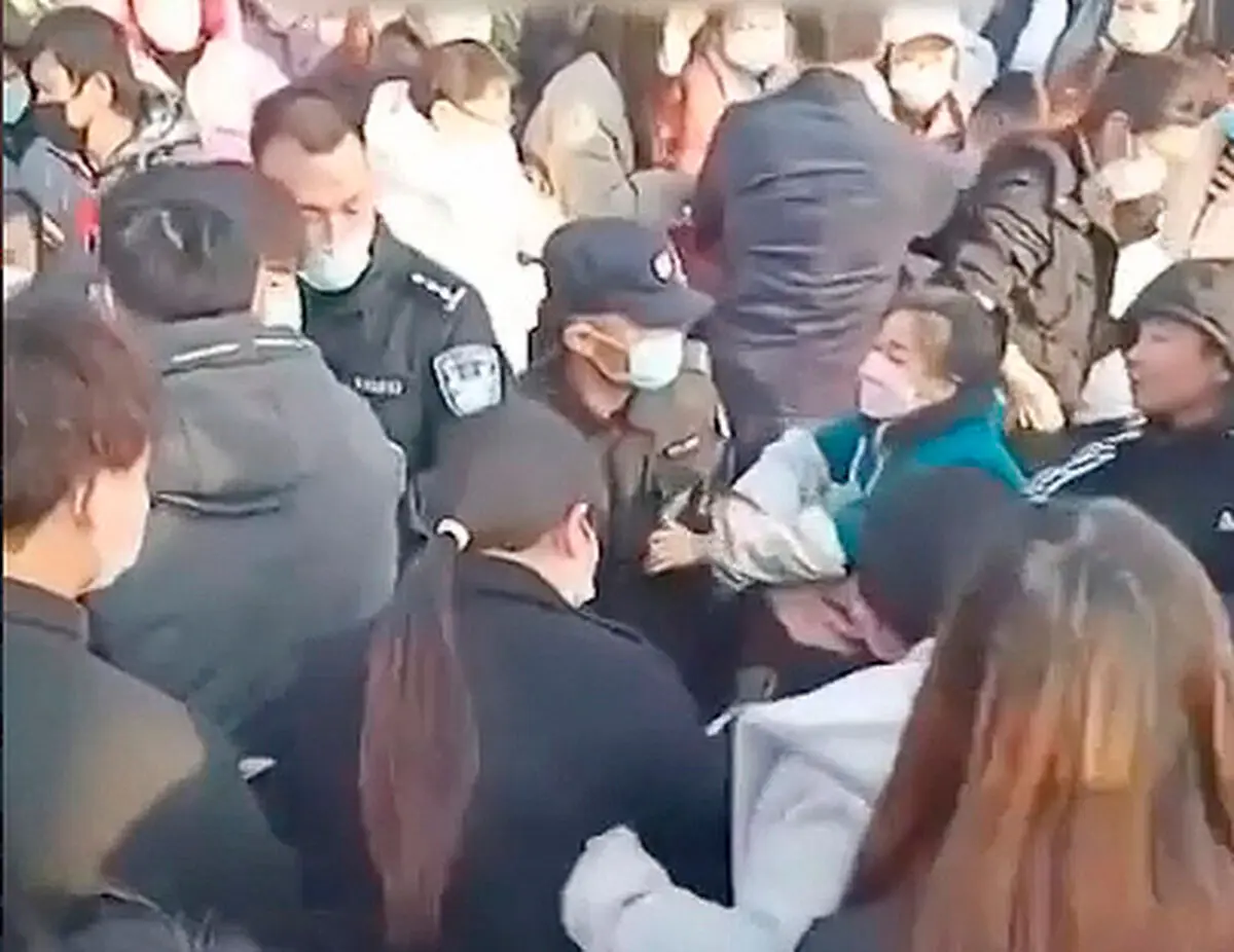 اعتراضات خیابانی کارگران چینی به حقوق معوق و اخراج‌ها به خشونت کشیده شد