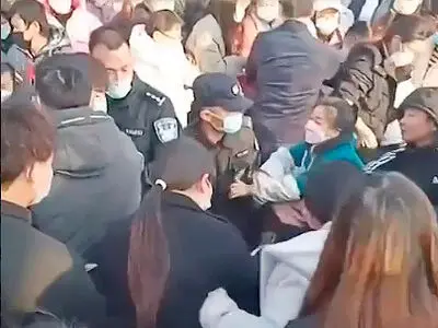 اعتراضات خیابانی کارگران چینی به حقوق معوق و اخراج‌ها به خشونت کشیده شد