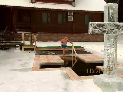 تصاویری از آب‌تنی پوتین در گودال یخی