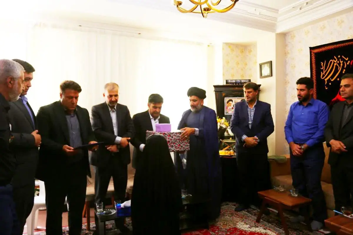 دختران شهدای جنگ رمضان در شهر صدرا تکریم شدند